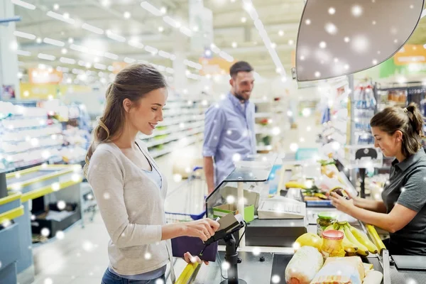 Paar kopen voedsel bij supermarkt opslaan kassa — Stockfoto