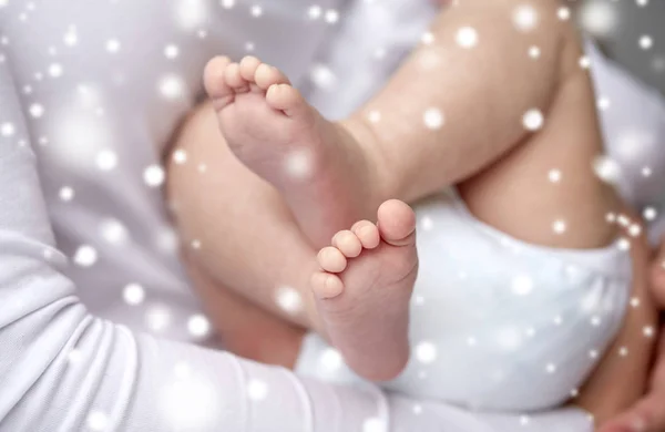 Close up of newborn baby feet in mother hands — Stock Photo, Image