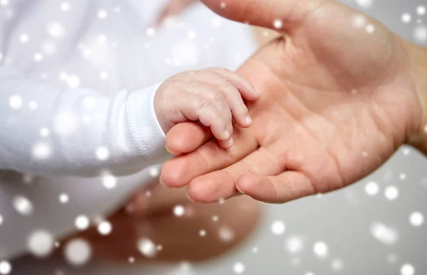 母と生まれたばかりの赤ちゃんの手のクローズ アップ — ストック写真