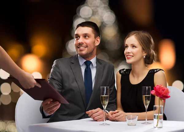 Pareja tomando menú en el restaurante de Navidad — Foto de Stock