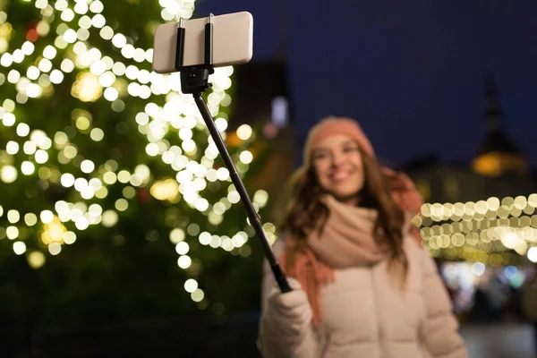 Jeune femme prendre selfie à Noël ville — Photo