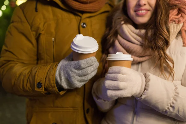 Primer plano de feliz pareja con café en Navidad —  Fotos de Stock