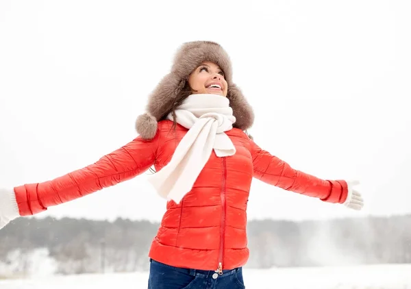 Mulher feliz no inverno chapéu de pele ao ar livre — Fotografia de Stock