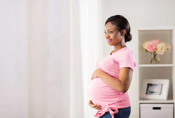 Ευτυχισμένη έγκυος γυναίκα με μεγάλη κοιλιά στο σπίτι — Φωτογραφία Αρχείου
