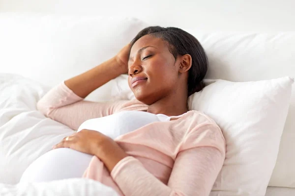Έγκυος αφρικανική αμερικανική γυναίκα στον ύπνο στο σπίτι — Φωτογραφία Αρχείου