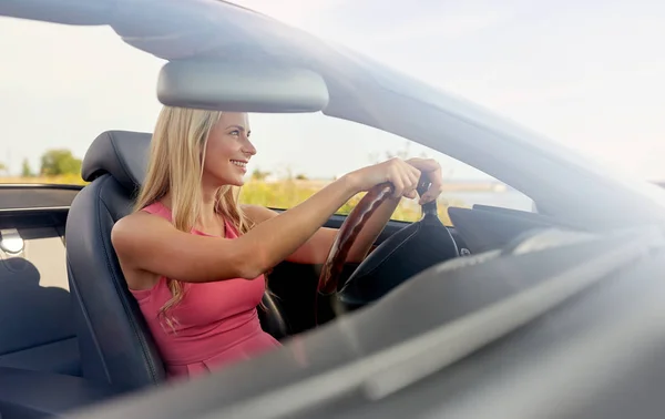 Gelukkig jonge vrouw rijden converteerbare auto — Stockfoto