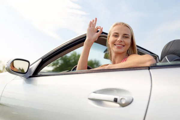Gelukkig jonge vrouw in converteerbare auto — Stockfoto