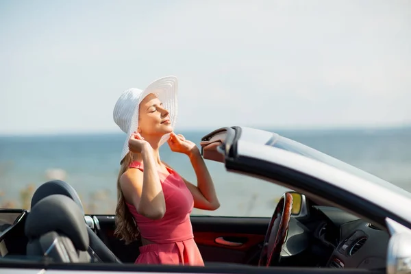 Happy young woman in convertible car — Stock Photo, Image