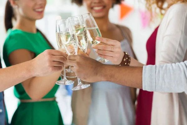 Amigos clinking copos de champanhe na festa — Fotografia de Stock