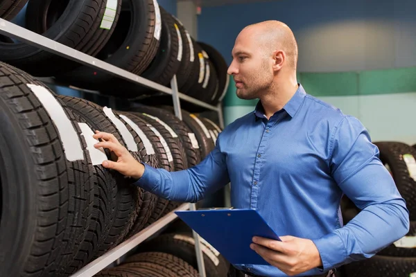 Propriétaire d'entreprise automobile et pneus de roue au service de voiture — Photo