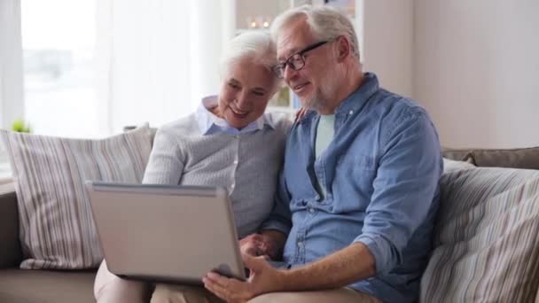 Senior paar hebben video chat op laptop thuis — Stockvideo