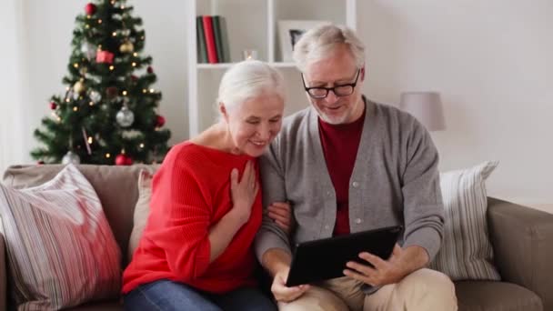 Счастливая старшая пара с планшетным ПК на Рождество — стоковое видео