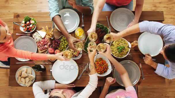 Groep mensen eten en drinken van wijn aan tafel — Stockvideo