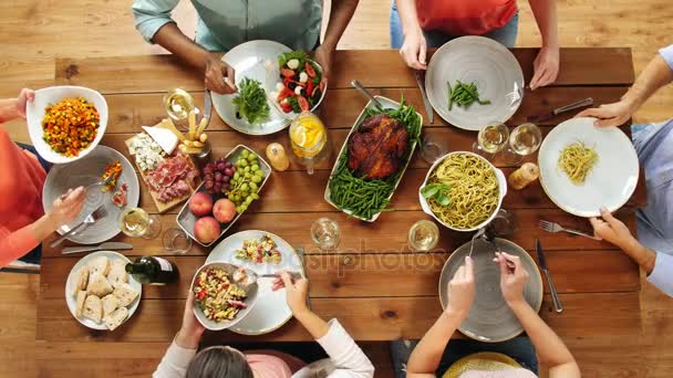 Gruppo di persone che mangia a tavola con il cibo — Video Stock