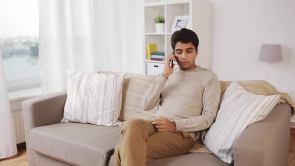 Homme heureux appelant sur smartphone à la maison — Video