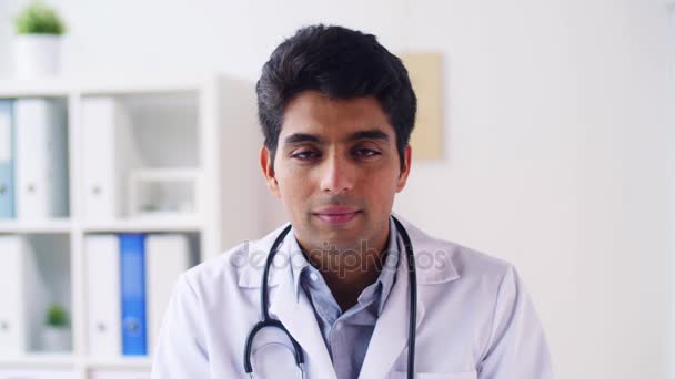 Портрет счастливого улыбающегося молодого индийского врача — стоковое видео