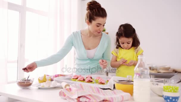 Mãe e filha cozinhar cupcakes em casa — Vídeo de Stock