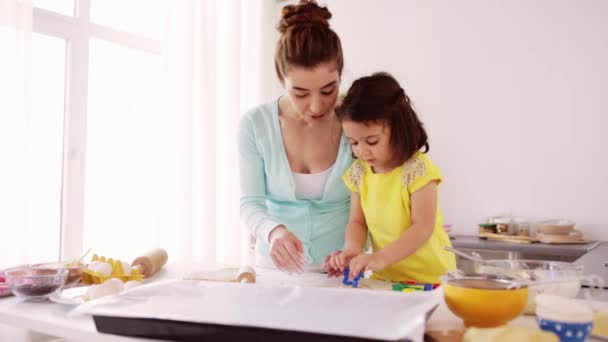 Feliz madre e hija haciendo galletas en casa — Vídeo de stock