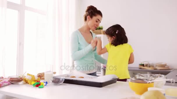 Madre con hija cocinando y bailando en casa — Vídeo de stock