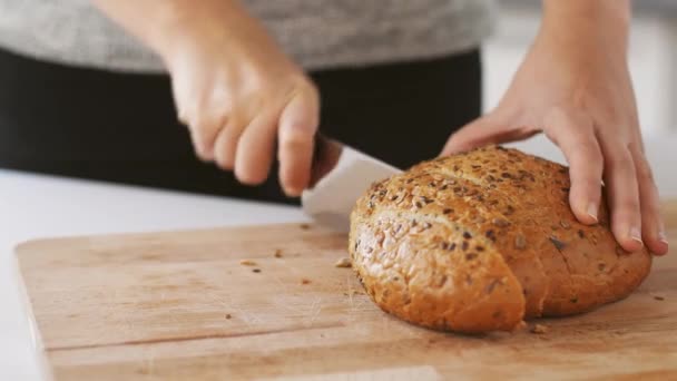 Zbliżenie na ręce Cięcie biały chleb z nożem — Wideo stockowe