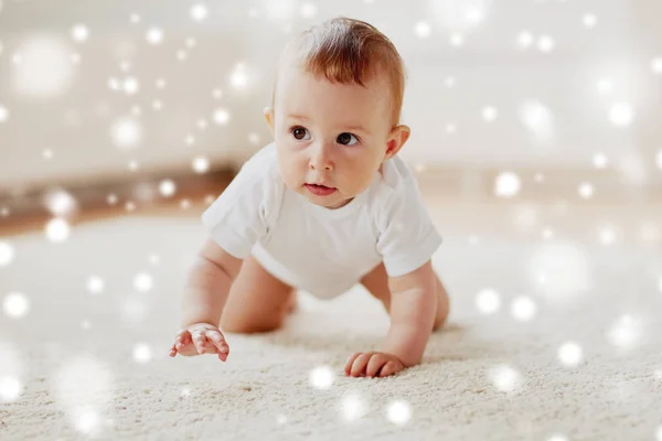 Małe dziecko w pieluszce czołgające się po podłodze w domu — Zdjęcie stockowe
