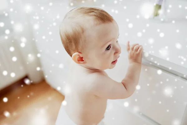 Glad liten baby pojke eller en flicka innehav till tabell — Stockfoto