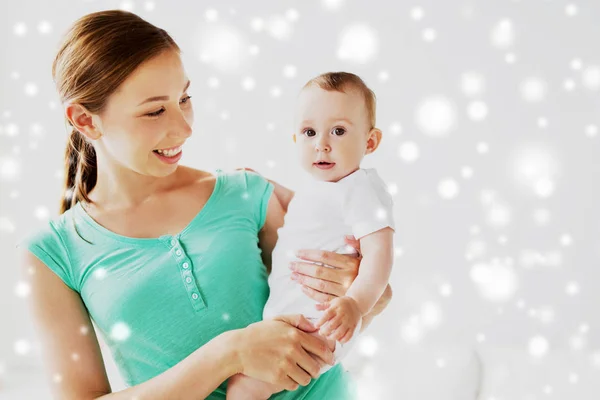 Feliz jovem mãe com bebê pequeno — Fotografia de Stock