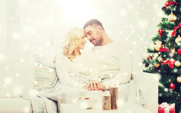 Feliz pareja en casa con árbol de Navidad — Foto de Stock