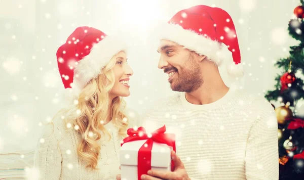 Feliz pareja en casa con caja de regalo de Navidad — Foto de Stock