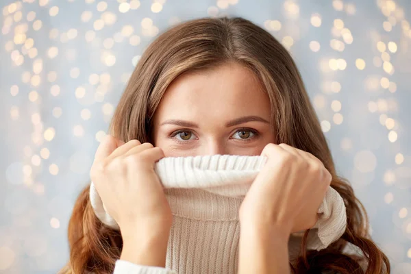 Ung kvinde eller teenager pige trækker pullover krave - Stock-foto