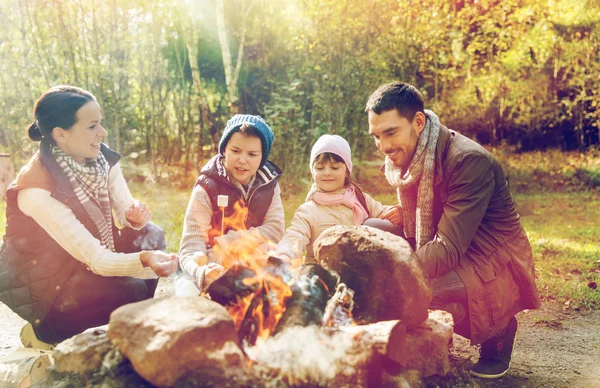 Mutlu aile kamp ateşi üzerinde hatmi kavurma — Stok fotoğraf