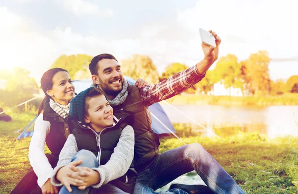 Familj med smartphone med selfie på campingen — Stockfoto