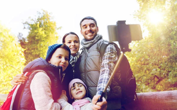 Family with backpacks taking selfie and hiking — Stock Photo, Image