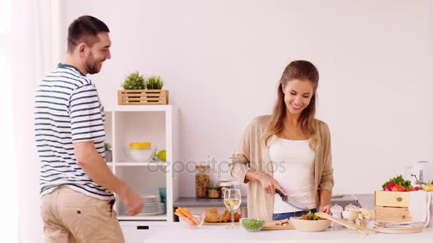 Feliz pareja cocina comida en casa cocina — Vídeos de Stock