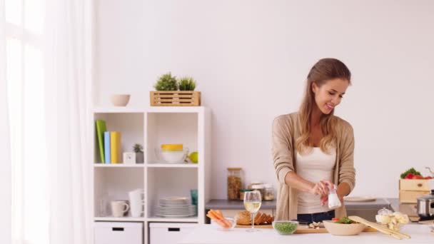 Gelukkige paar koken voedsel in huis keuken — Stockvideo