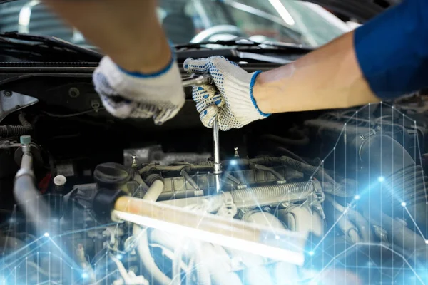 Mecánico hombre con llave de reparación de coches en el taller —  Fotos de Stock