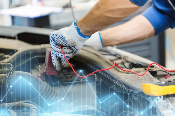 Automechaniker mit Multimeter-Testbatterie — Stockfoto