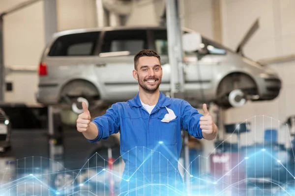 Hombre mecánico auto feliz o herrero en taller de coches —  Fotos de Stock