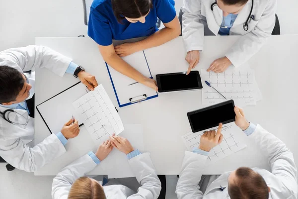 Médicos con cardiogramas y tableta PC en el hospital —  Fotos de Stock