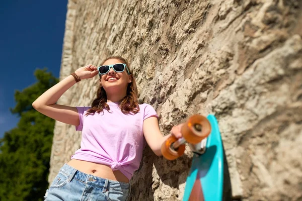 Счастливая девочка-подросток в тенях с лонгбордом — стоковое фото