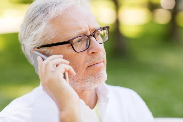 Triste hombre mayor en gafas llamando en el teléfono inteligente —  Fotos de Stock