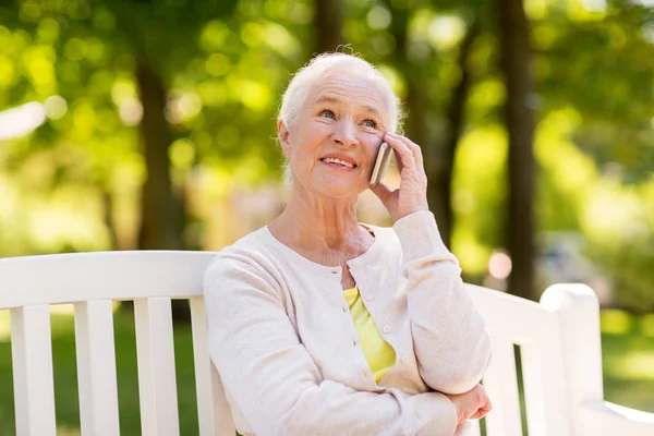 Boldog idősebb asszony hívás-smartphone-nyáron — Stock Fotó