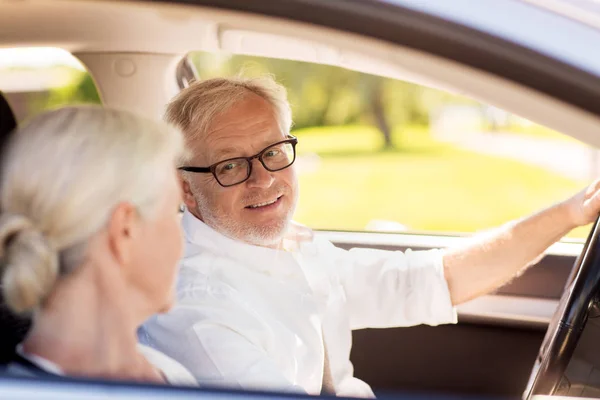 Gelukkige senior paar rijden in auto — Stockfoto