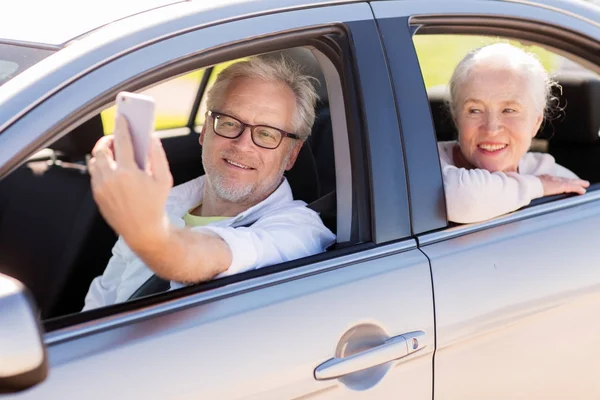 Senior paar in auto smartphone selfie te nemen — Stockfoto