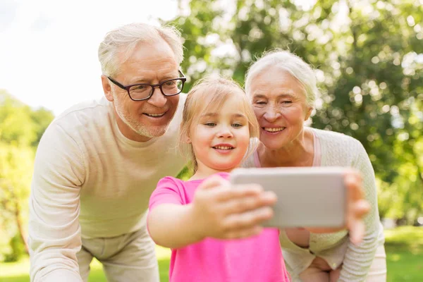 Senior grandparents and granddaughter selfie — Stock Photo, Image