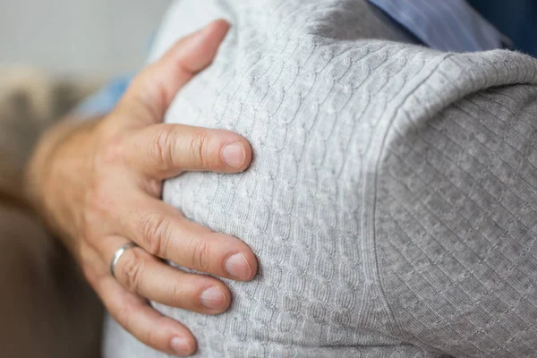 Nahaufnahme von verheirateten Senioren, die sich umarmen — Stockfoto