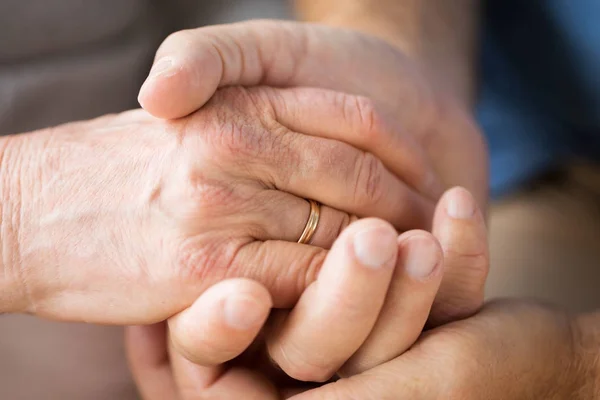 Primo piano di coppia anziana che si tiene per mano — Foto Stock