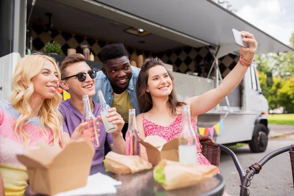 Happy mladí přátelé pořizování selfie v kamionu potravin — Stock fotografie