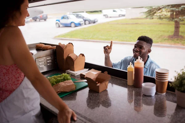 Afro-américain homme commande wok à food truck — Photo