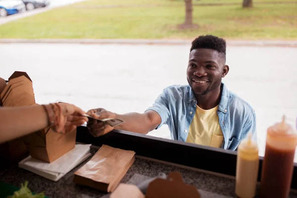 Africano americano homem comprando wok em comida caminhão — Fotografia de Stock